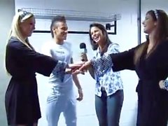 Neymar calçando seu chinelo com meias brancas