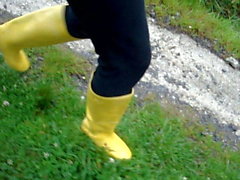 In long Zivalco Rubberboots and barefoot on Street and River