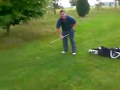 Jogando golf com o taco de carne dura