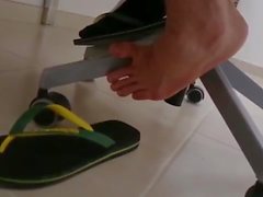 Um Amigo filmando seu parceiro de Havaianas com Meias.