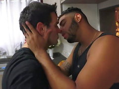 Un maricon muy joto besando a su macho